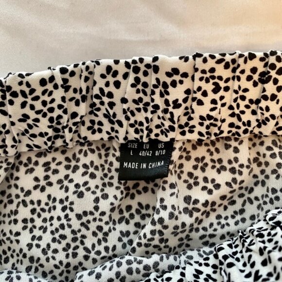 Flouncy Floral Skirt 🖤 (bundle it!) - Picture 3 of 3